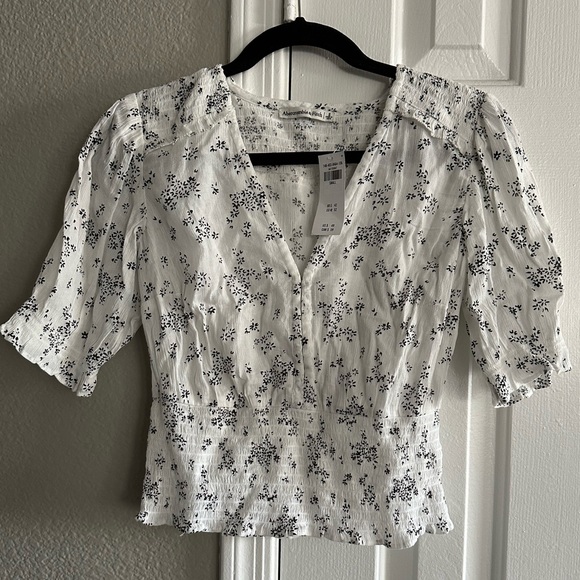 🆕Abercrombie + Fitch Smocked Floral Peasant Blouse Shirt | size: S | White/Blue - Picture 2 of 5